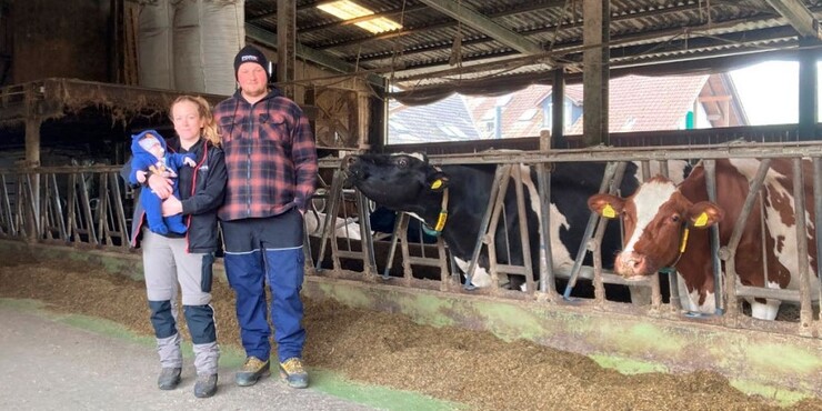 Das Betriebsleiterpaar im Kuhstall